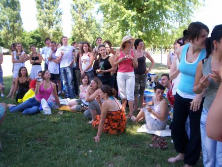 tout le monde autour